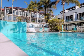 Piscine extérieure, piscine chauffée, cabanons gratuits