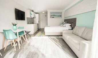 Premier Studio, 1 Queen Bed with Sofa bed, Pool View, Poolside