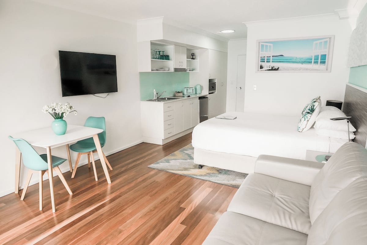 Classic Studio, Poolside