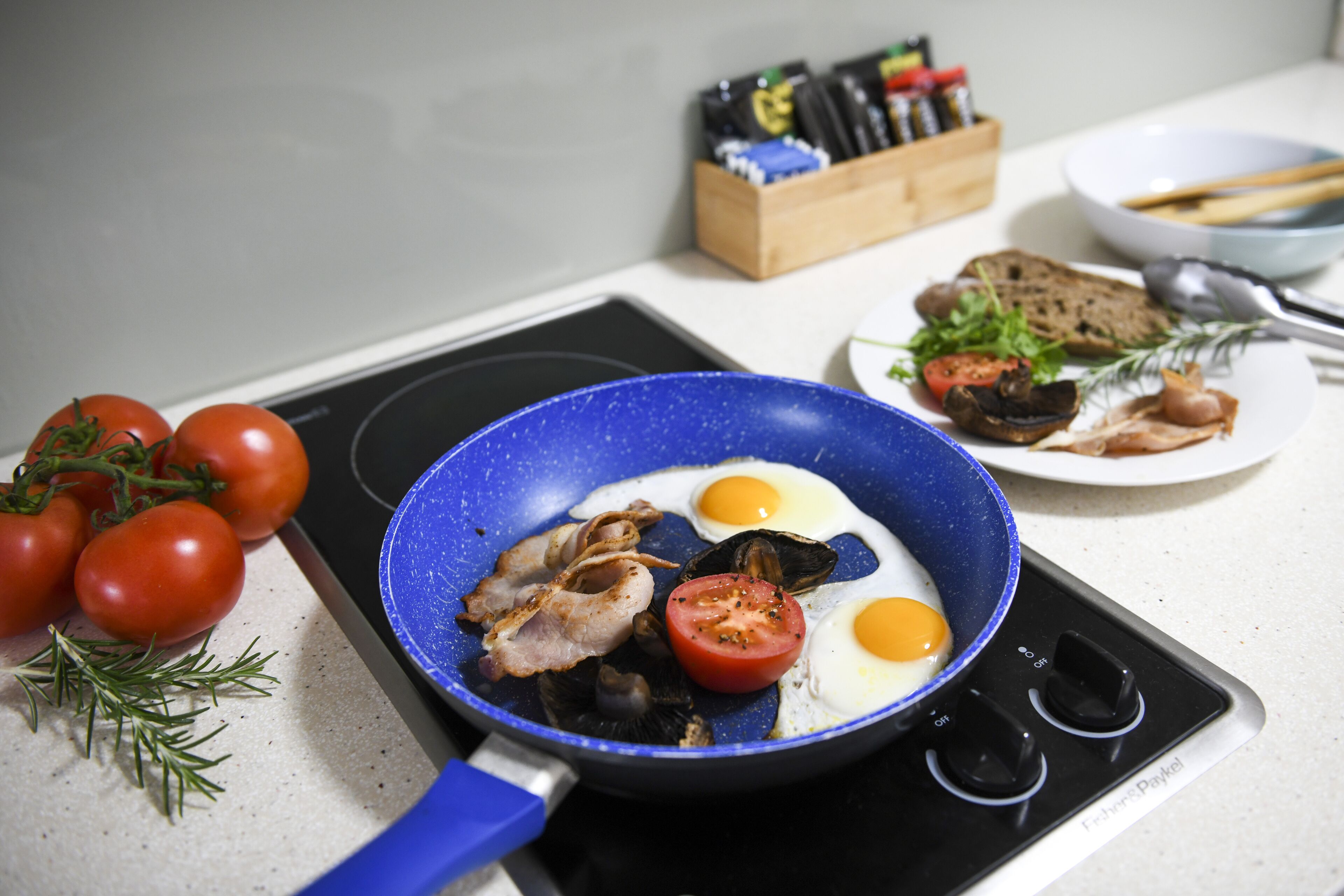 アパートメント 1 ベッドルーム | 専用キッチン | 冷蔵庫、電子レンジ、コンロ、コーヒー / ティーメーカー