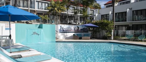 Piscina externa, piscina aquecida, barracas de cortesia, guarda-sóis