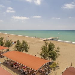 Pantai persendirian, kabana (surcaj), kerusi lepak pantai, payung