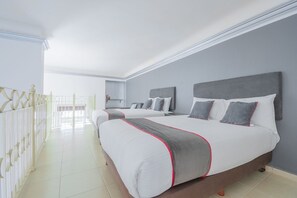 Peralatan tempat tidur premium, bar mini, peti besi dalam bilik 