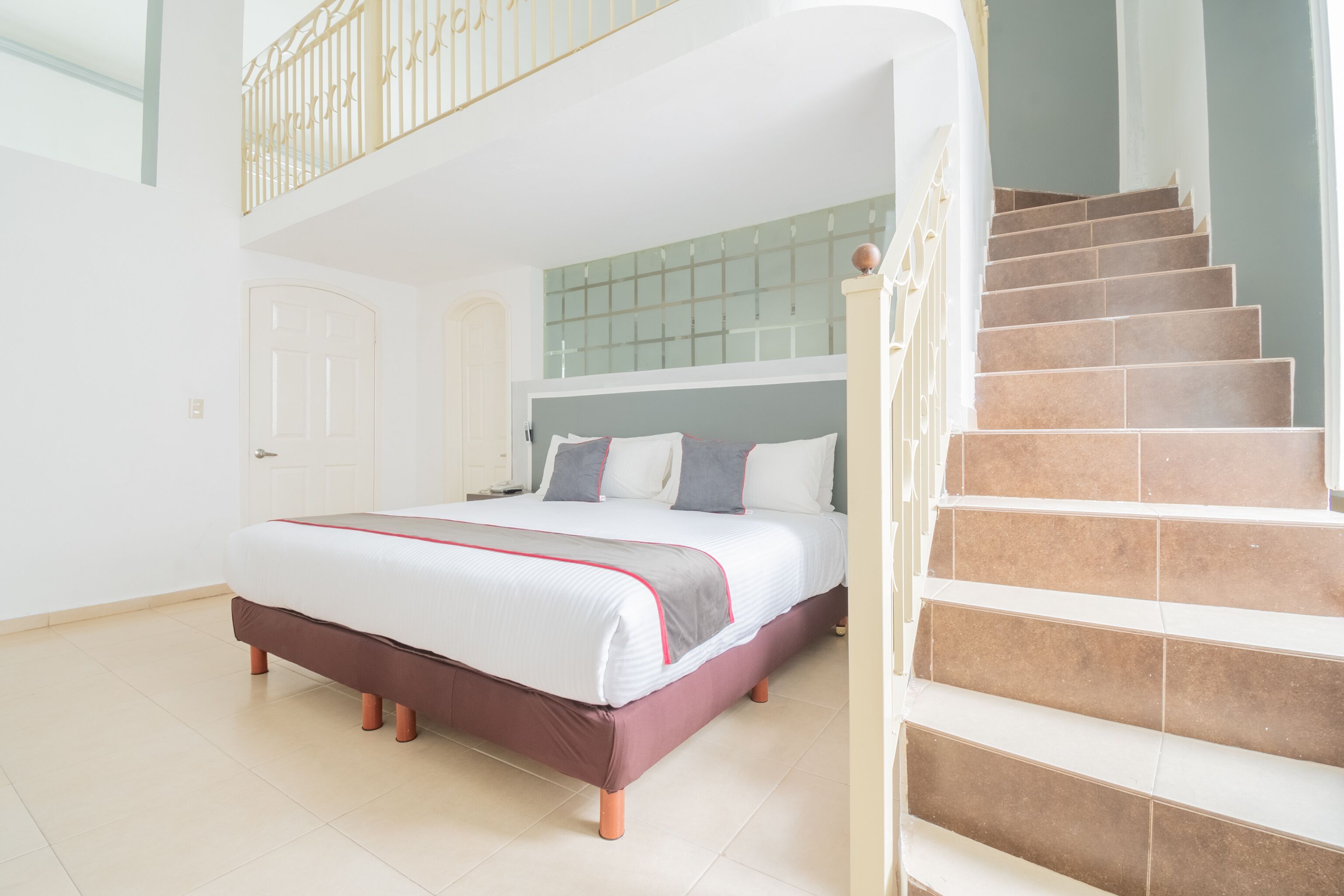 Ropa de cama de alta calidad, minibar, caja fuerte