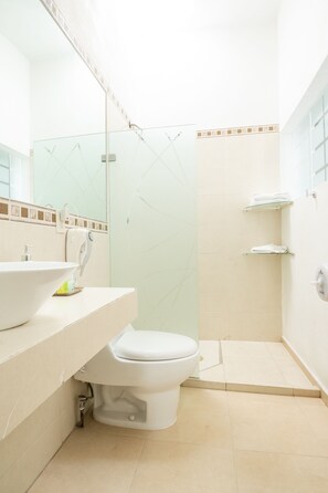 Camera Superior | Bagno | Combinazione doccia/vasca, set di cortesia gratuito, asciugacapelli