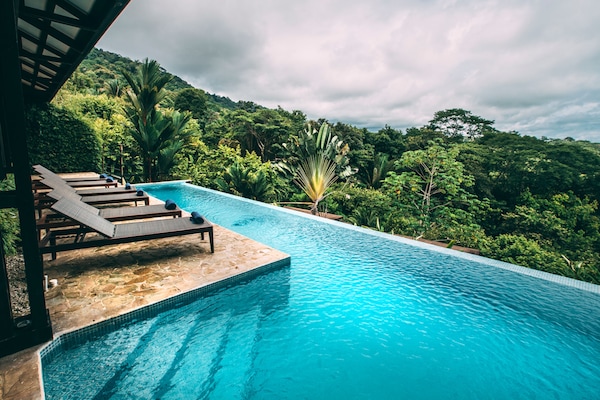 Utendørsbasseng og solsenger