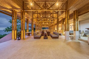 Lobby sitting area - Tiki Villas Rainforest Lodge & Spa (Bahía Ballena)