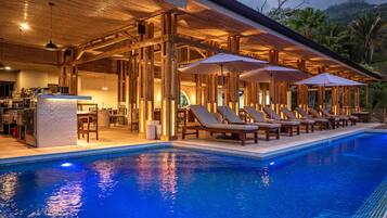 Ulkouima-allas, aurinkotuoleja