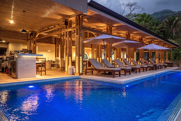 Utendørsbasseng og solsenger