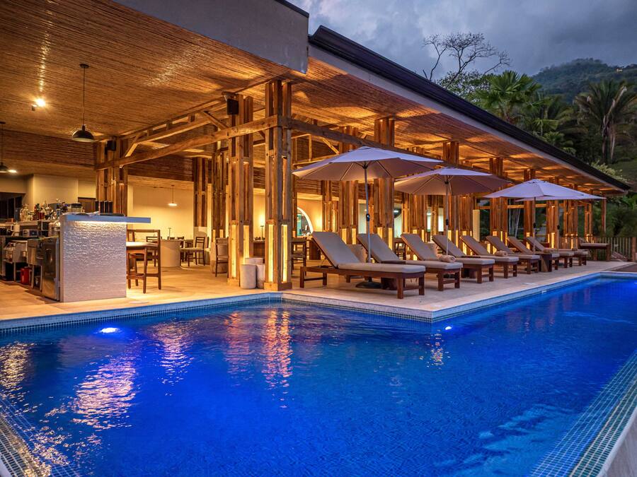 Kolam renang outdoor, dengan kursi berjemur