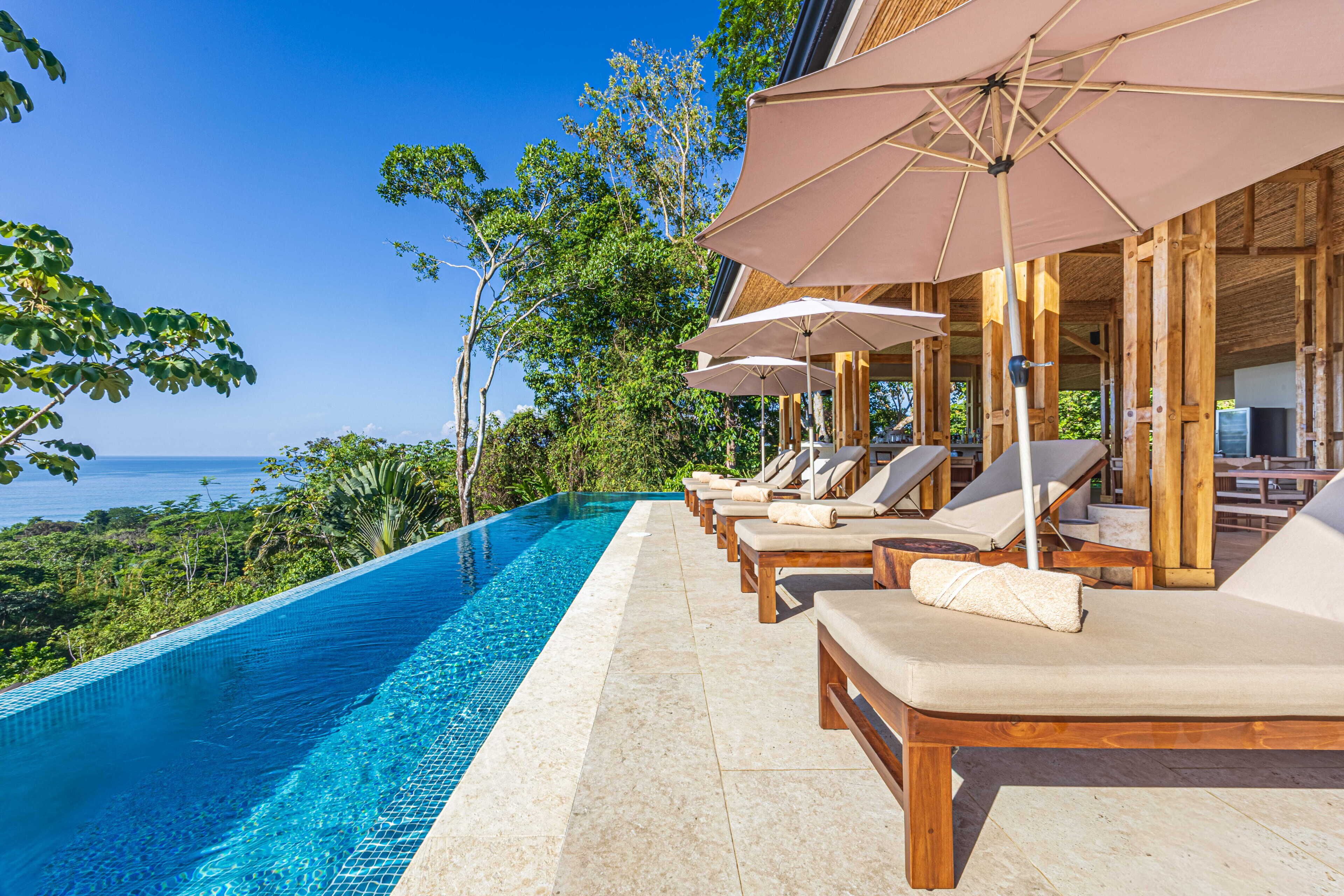 Utendørsbasseng og solsenger