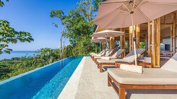 Utendørsbasseng og solsenger