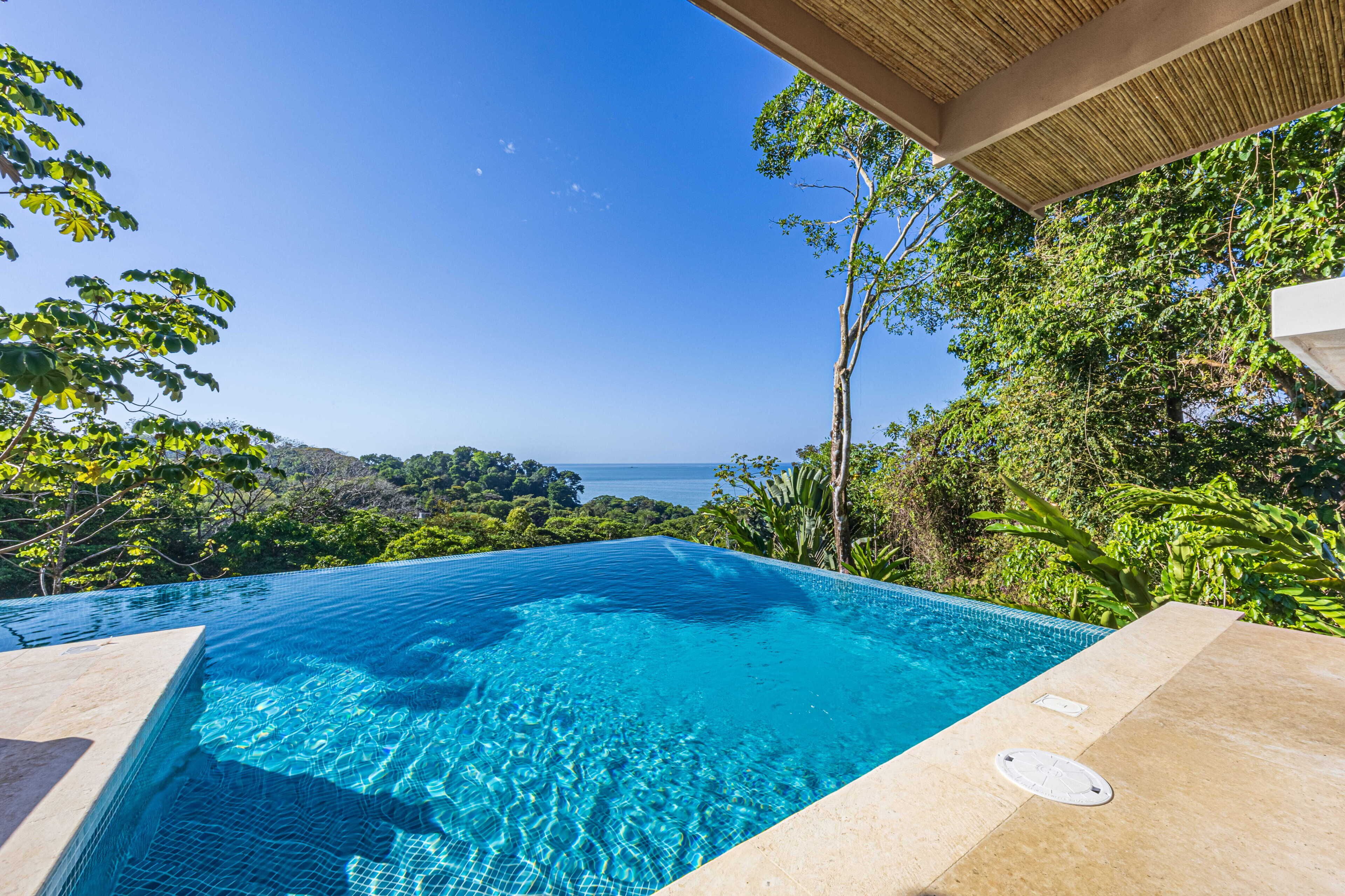 Piscina externa, espreguiçadeiras