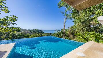 Piscina externa, espreguiçadeiras