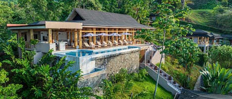 Vista frontal de la propiedad