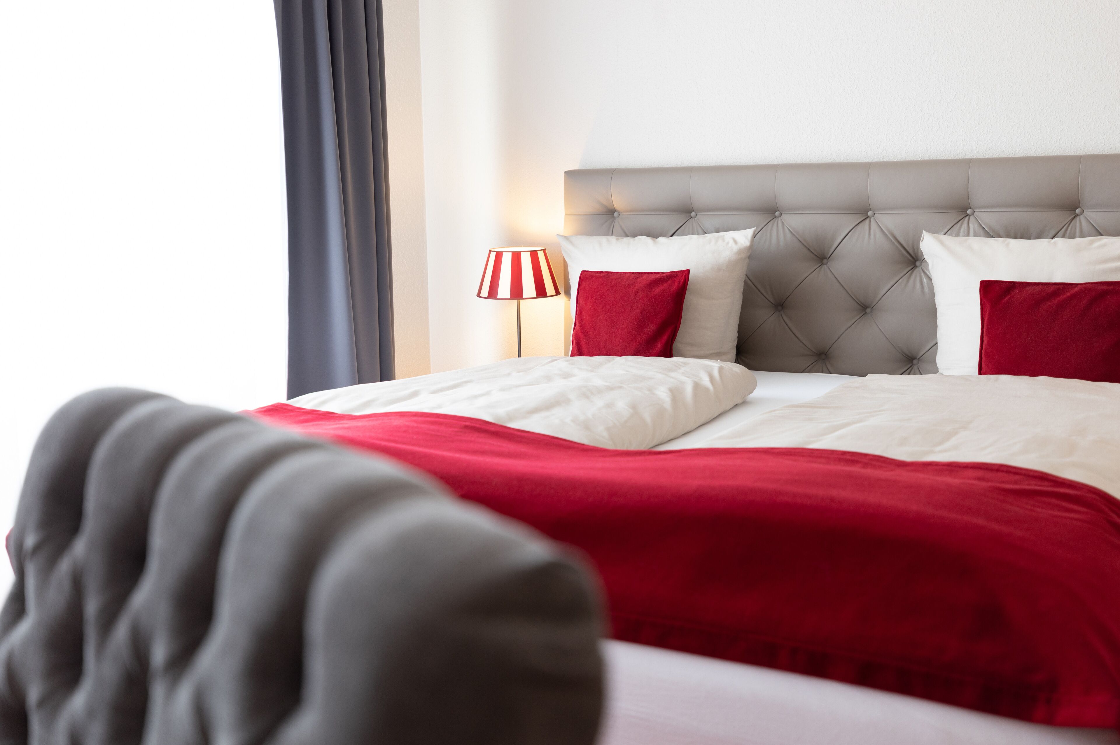 Rom – comfort, 1 soverom | Skrivebord, skrivebord for bærbar PC og blendingsgardiner