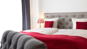 Rom – comfort, 1 soverom | Skrivebord, skrivebord for bærbar PC og blendingsgardiner