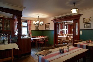 2 restaurants, spécialités Cuisine régionale