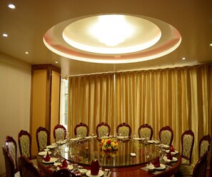 10 restaurants, breakfast, lunch, dinner served; international cuisine 