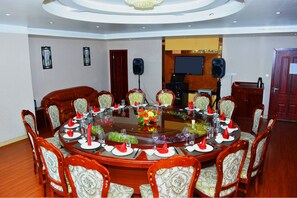 10 restaurants, breakfast, lunch, dinner served; international cuisine