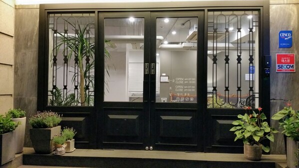 واجهة المنشأة - في المساء/الليل