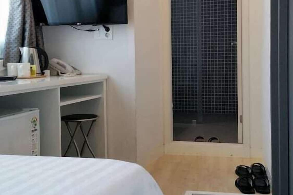 In-room safe, blackout curtains, iron/ironing board, free WiFi