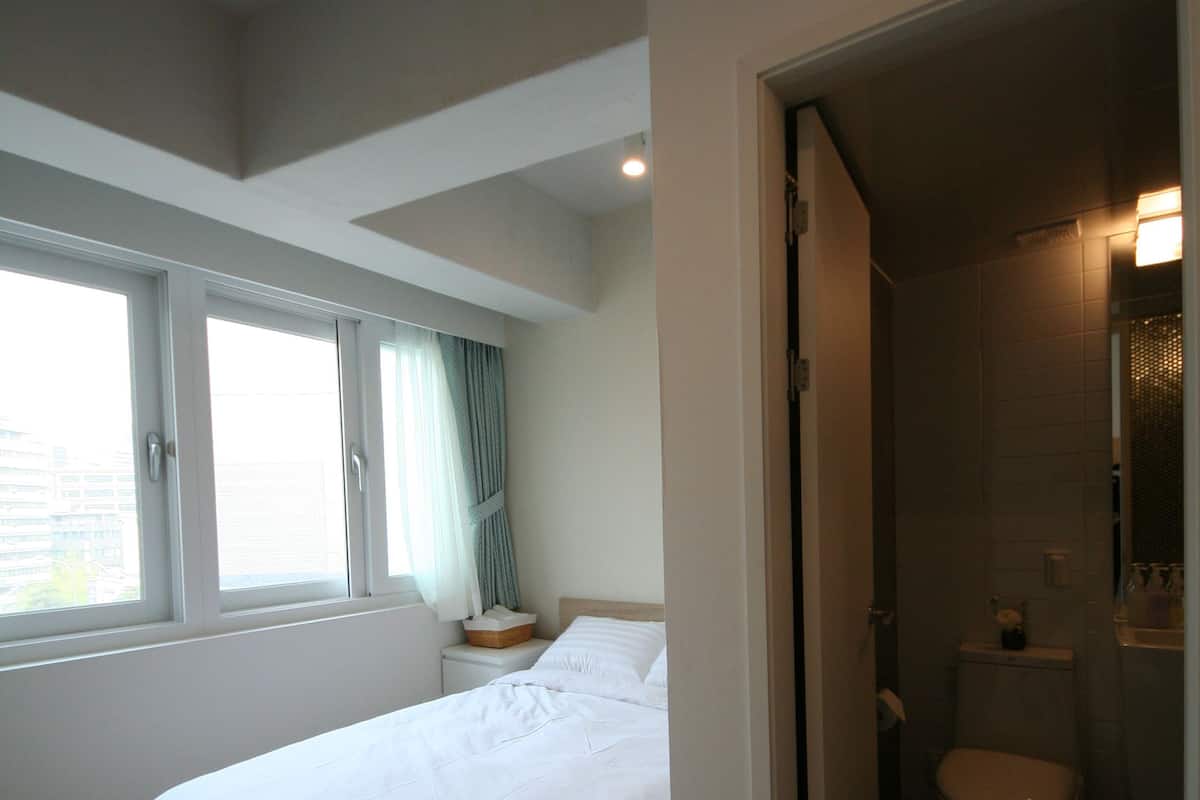 Habitación doble (Non-Korean Nationals Only) | Caja fuerte, cortinas opacas, tabla de planchar con plancha