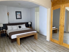 Caja de seguridad en la habitación y tabla de planchar con plancha 