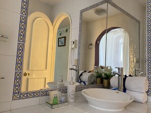 Towels, soap, shampoo, toilet paper - Hotel Casona Los Vitrales (Zacatecas)