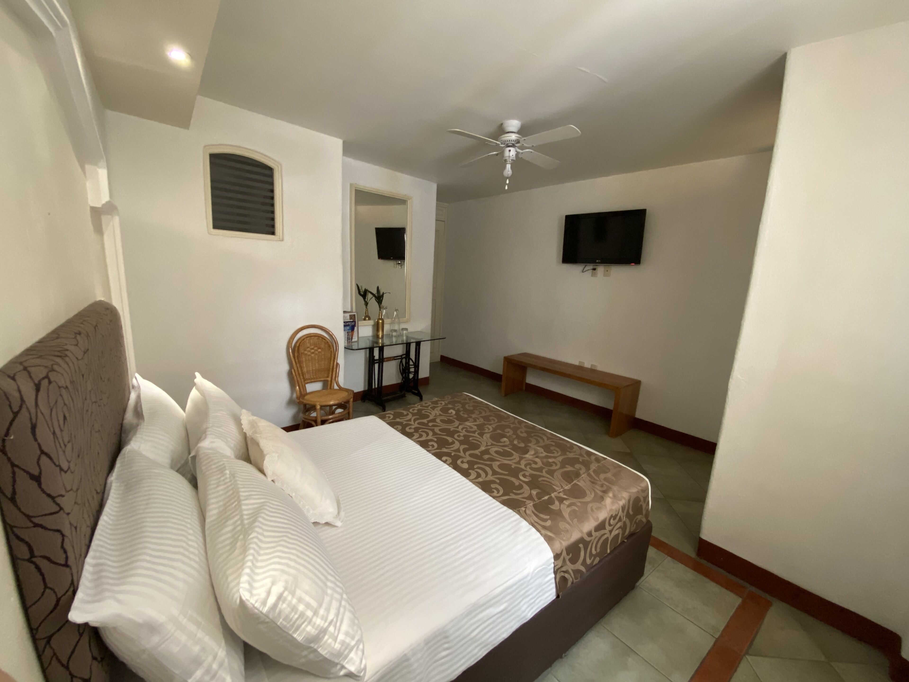 Cofres nos quartos, ferros/tábuas de passar roupa, Wi-Fi de cortesia