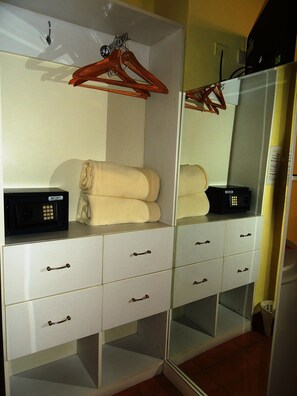 ตู้นิรภัยในห้องพัก, ห้องพักตกแต่งอย่างมีเอกลักษณ์, เตารีด/โต๊ะรีดผ้า