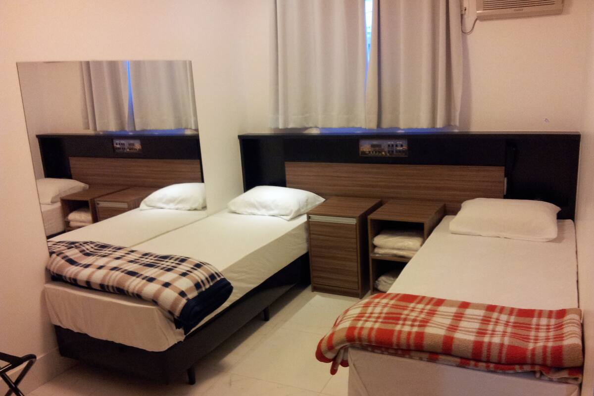 Habitación superior, 2 camas individuales | Cortinas opacas y wifi gratis