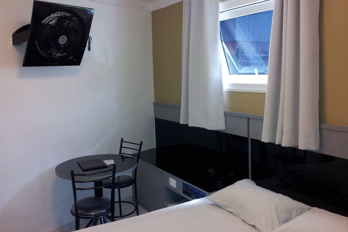 Habitación estándar, 1 cama doble | Cortinas opacas y wifi gratis