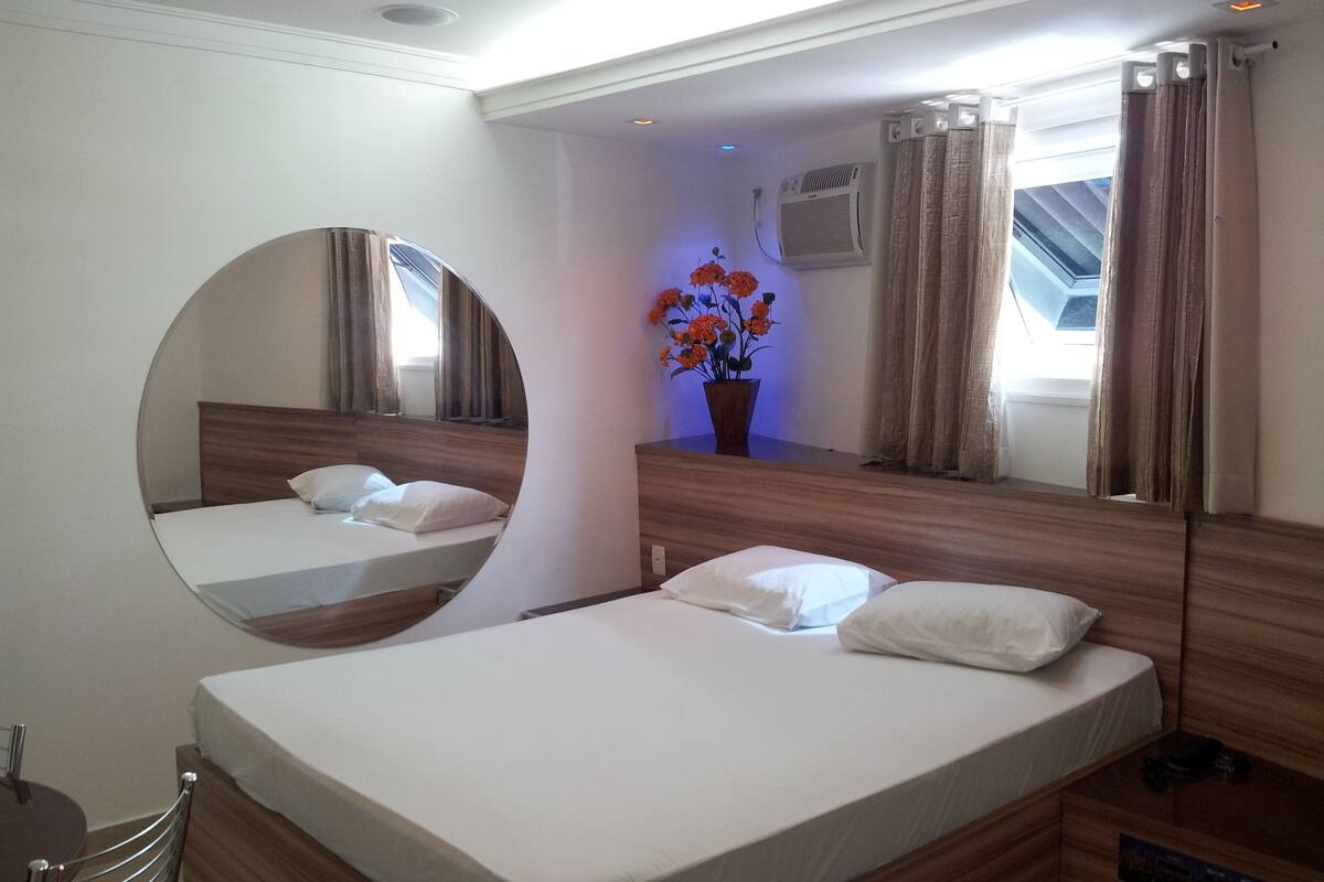 Habitación superior, 1 cama doble | Cortinas opacas y wifi gratis