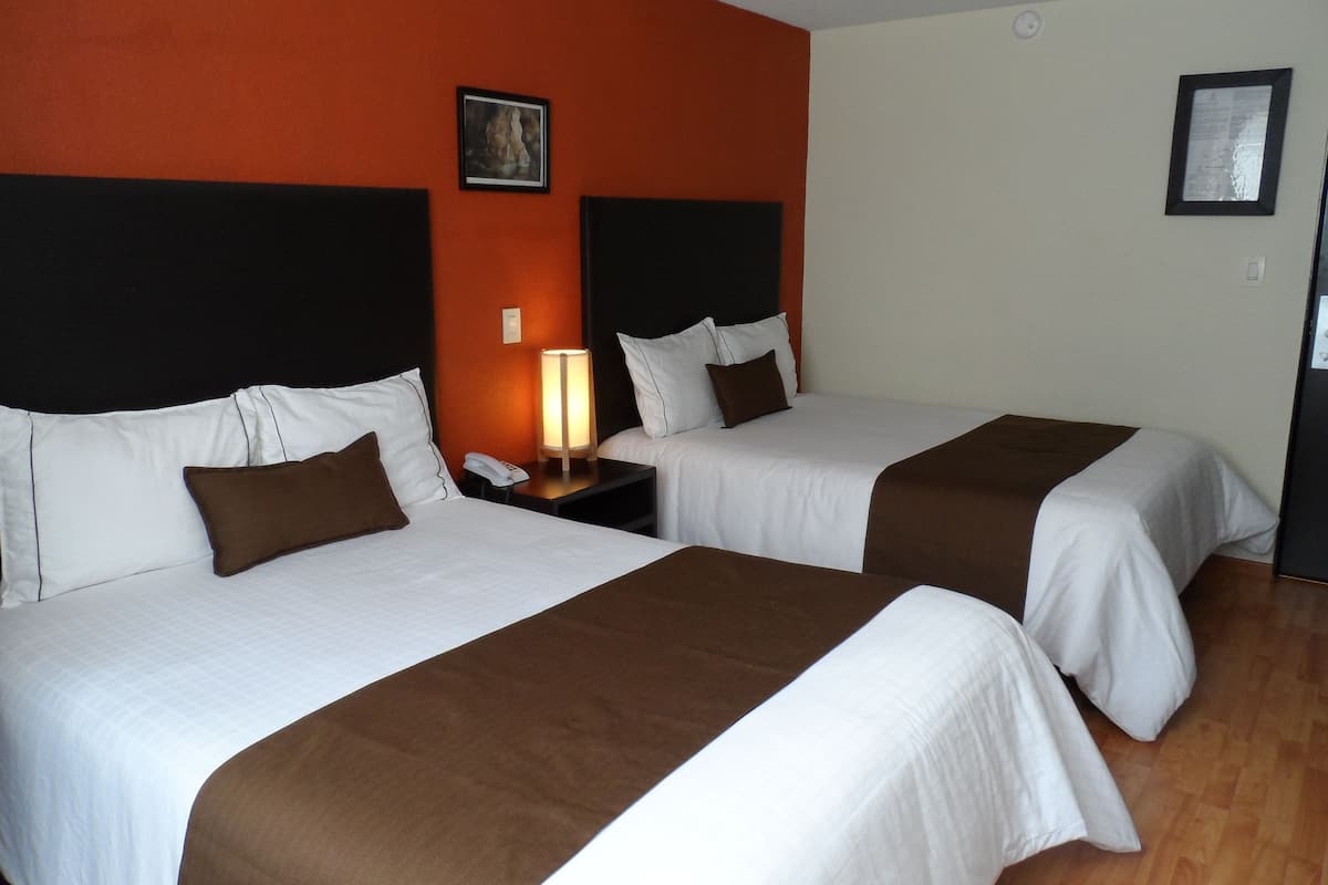 Escritorio, cortinas blackout y tabla de planchar con plancha