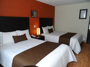 Desk, blackout curtains, iron/ironing board, free WiFi - Hotel Plaza Morelos (Toluca)
