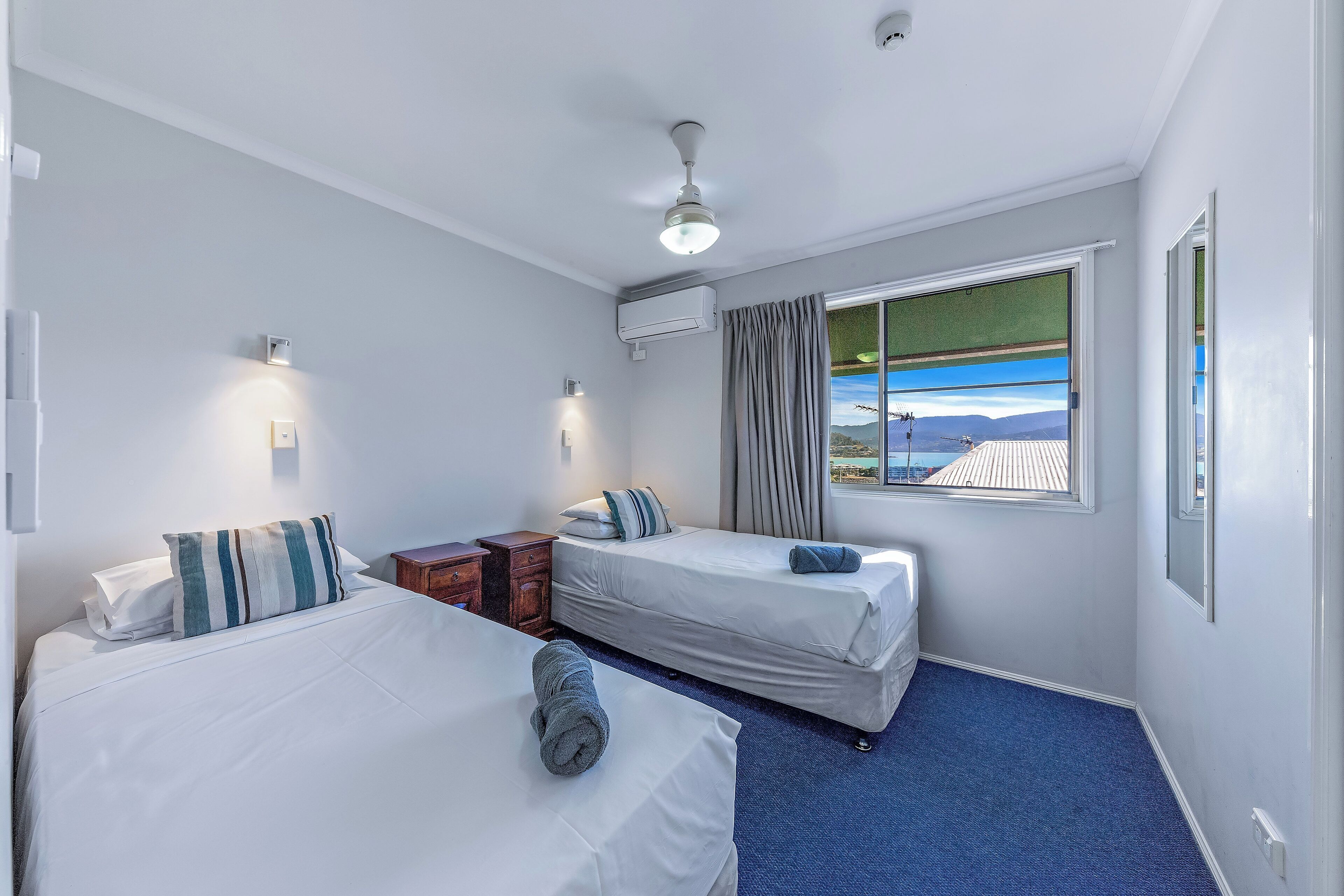 패밀리 아파트 | 각각 다른 스타일의 인테리어, 각각 다르게 가구 비치, 암막 커튼, 다리미/다리미판