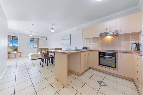 Full-sized fridge, microwave, oven, stovetop - Airlie Apartments (Airlie Beach)