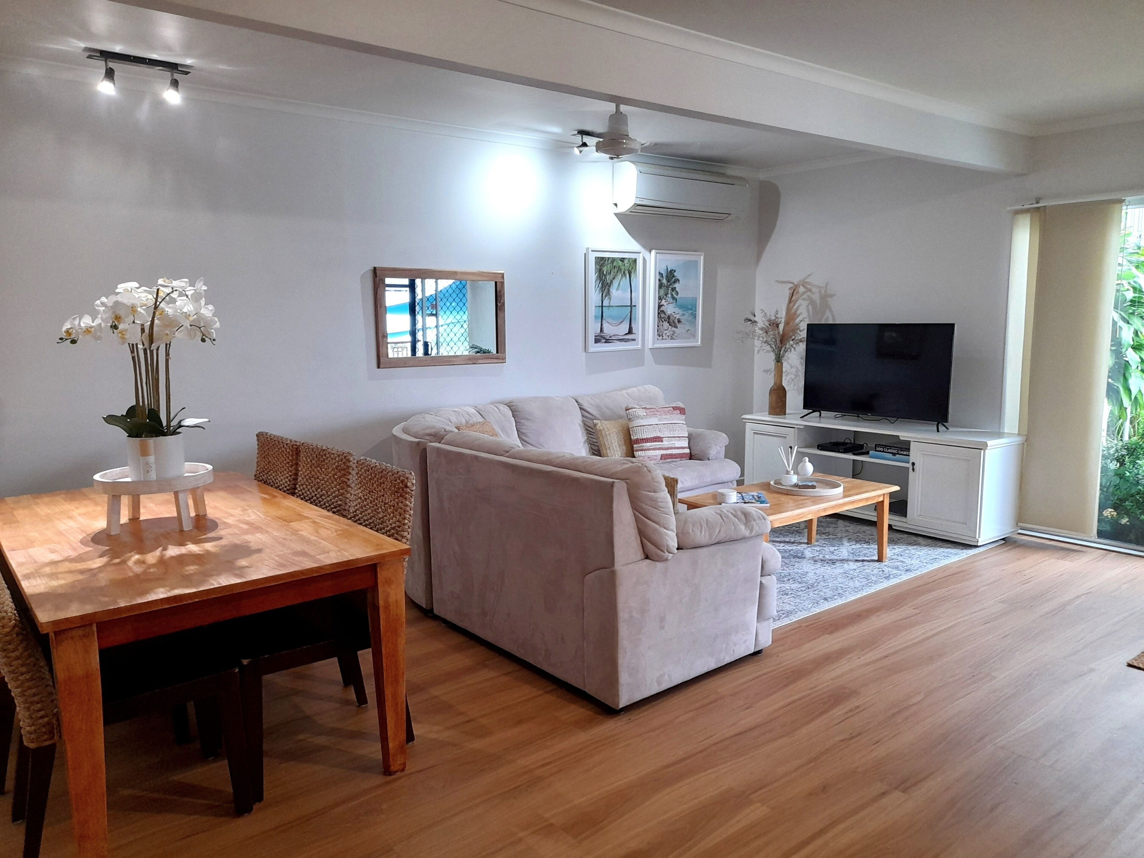 TV LED dan pemutar DVD