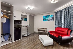 Honeymoon Suite, 1 King Bed, Non Smoking | Individually furnished, desk, iron/ironing board, rollaway beds - Days Inn by Wyndham Lakewood South Tacoma (Lakewood)