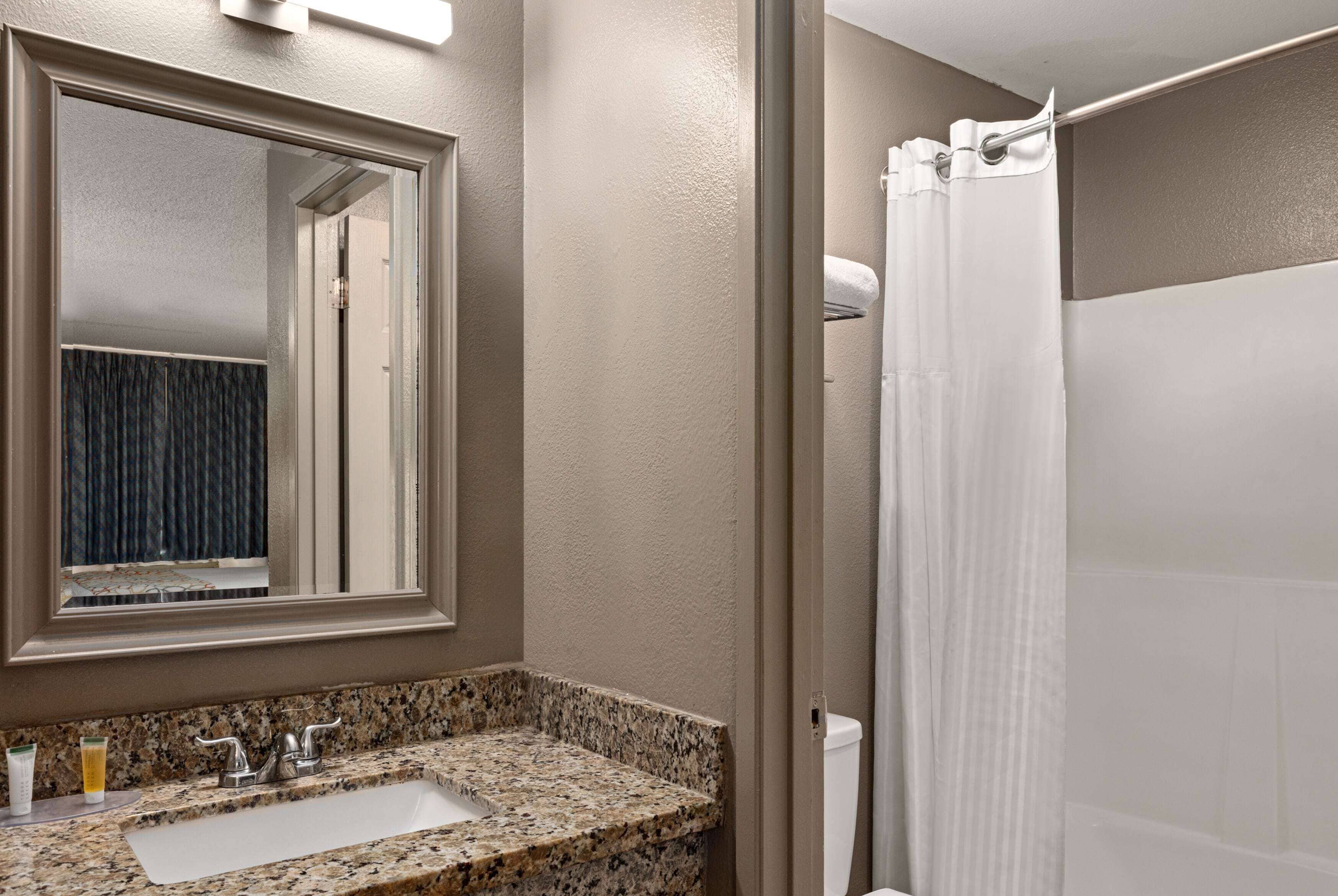 Ensemble baignoire-douche, articles de toilette (gratuits)