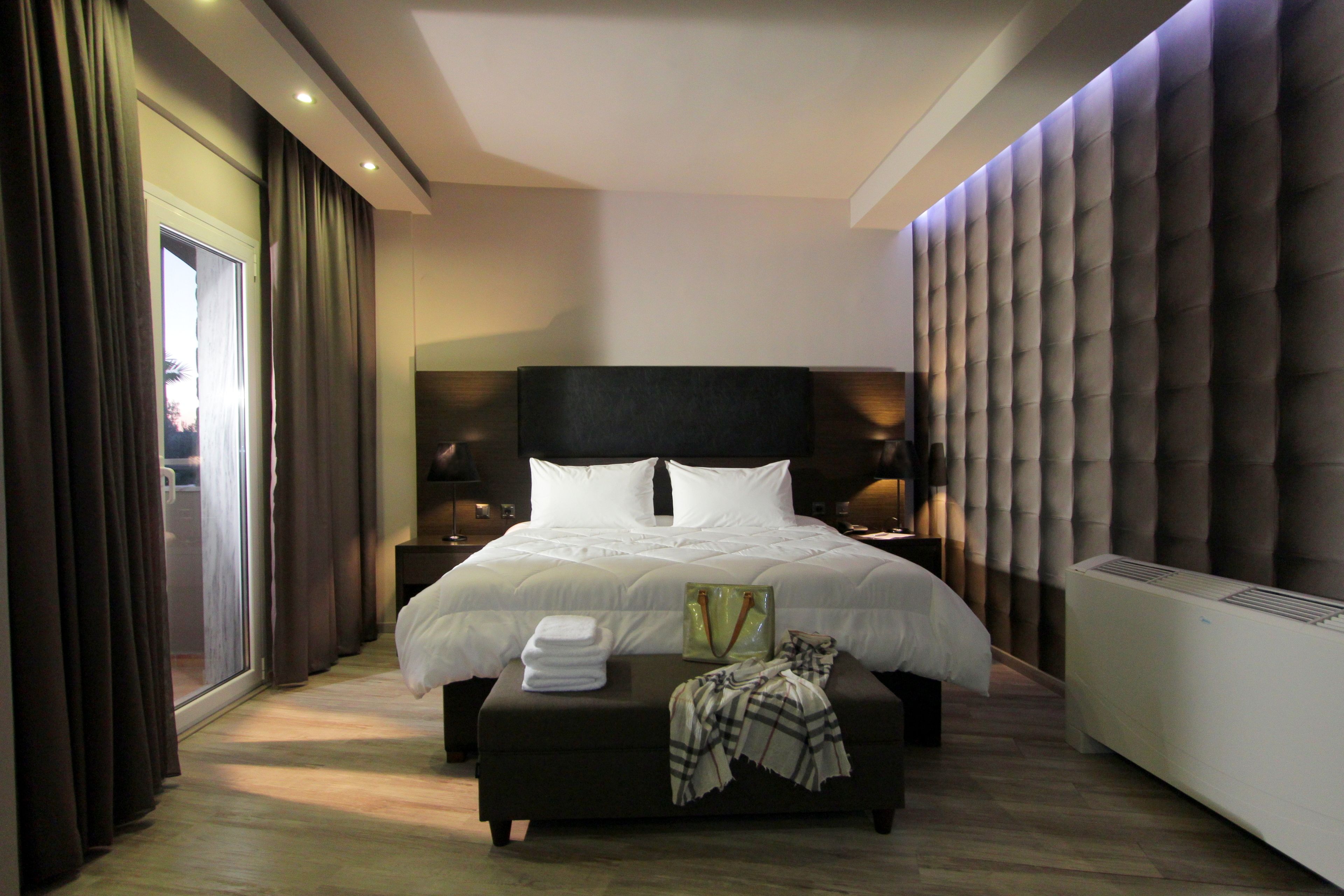 Egyptian cotton sheets, in-room safe, desk, blackout drapes