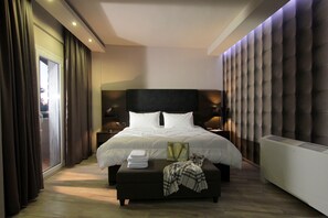 Sengetøy i egyptisk bomull, safe på rommet og skrivebord