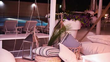 AuĂenpool, geöffnet von 10:00 Uhr bis 19:00 Uhr, Sonnenschirme