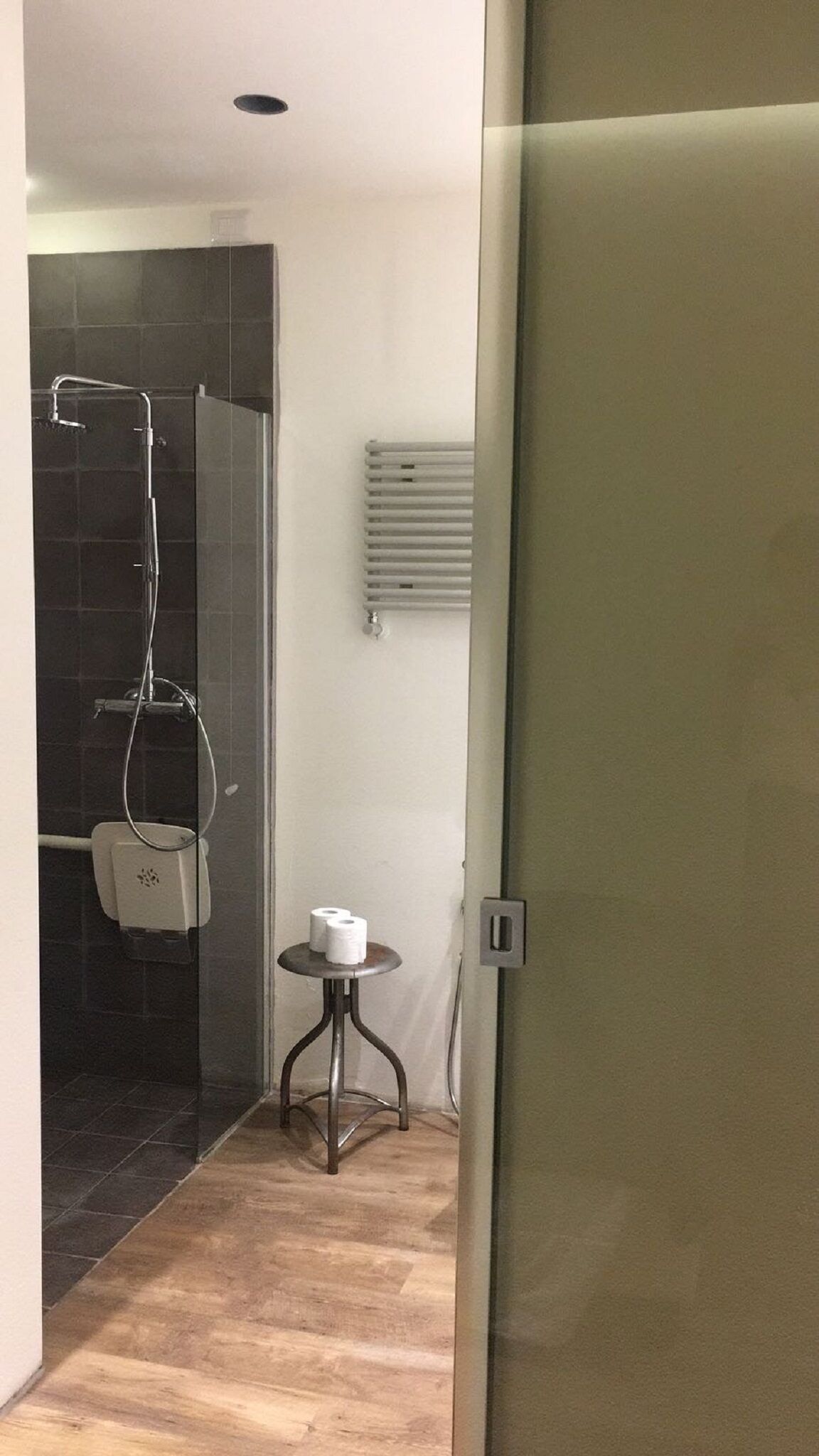 single room | bathroom shower