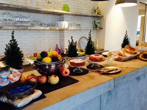 Un buffet proposant divers plats et un saladier rempli de fruits.