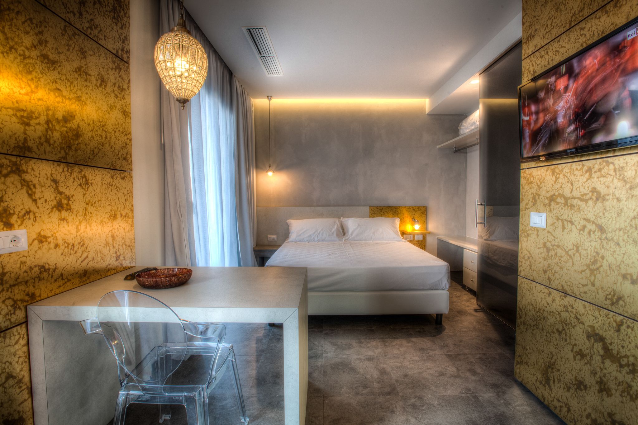 frette italian sheets, down duvets, select comfort beds, in-room safe