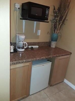Fridge, microwave, coffee/tea maker - Budget Lodge of Mount Dora (Mount Dora)