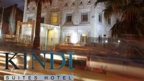 En byggnad med flera våningar, och skylten ”KINDI SUITES HOTEL” sitter högst upp.