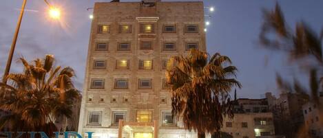 Facciata della struttura - sera/notte